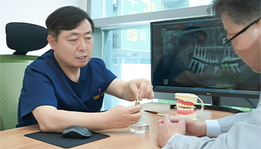환자의 병력과 건강상태를 면밀히 확인해 수술 및 시술 가능 여부를 판단합니다.
